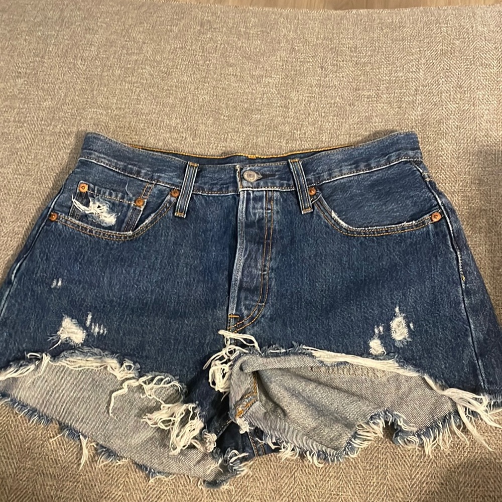 GENTLY USED LEVI WOMEN SHORTS SIZE 29